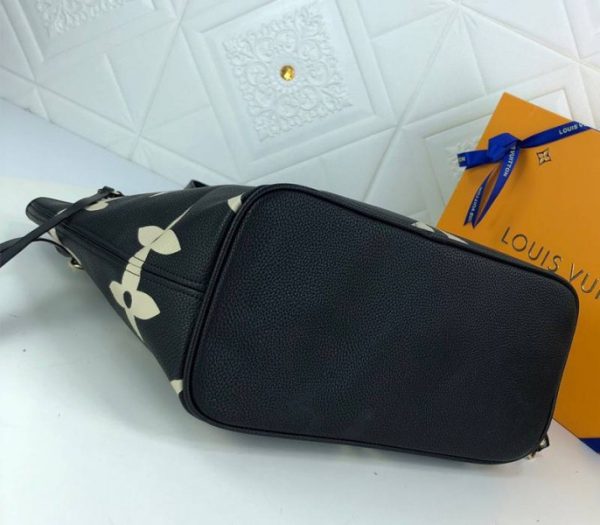 Replica Louis Vuitton Neverfull MM Tote In Black - Image 4