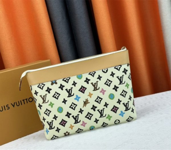 Replica Louis Vuitton Monogram Craggy Voyage Souple Pochette In Vanilla - Image 3