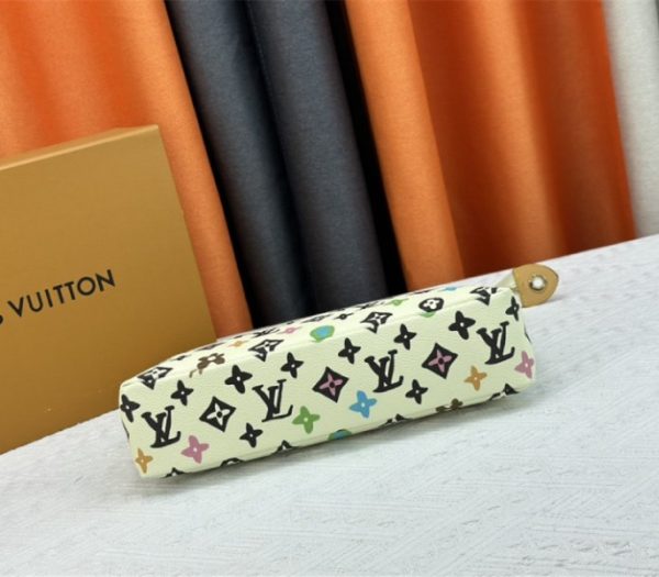 Replica Louis Vuitton Monogram Craggy Voyage Souple Pochette In Vanilla - Image 4