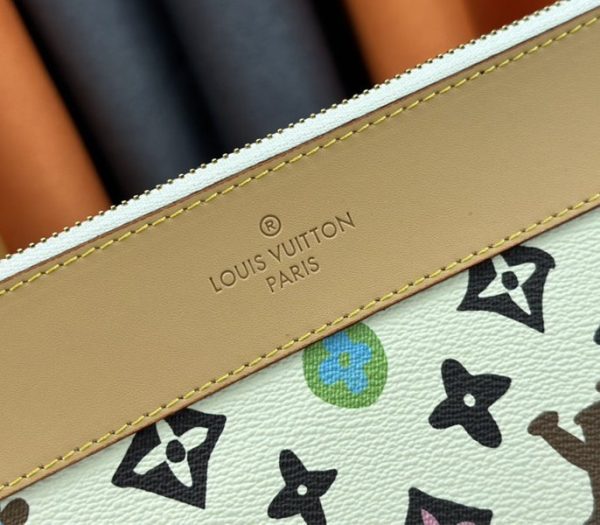 Replica Louis Vuitton Monogram Craggy Voyage Souple Pochette In Vanilla - Image 8